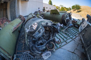 Bir Rus füzesinin enkazı. Ukrayna 'daki saldırıdan arta kalanlar. Rus-Ukrayna savaşı için silah tedariği. İkinci Dünya Savaşı 'nın arşiv silahları Kyiv, Ukrayna 10-29-2024.