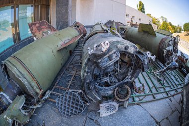 Bir Rus füzesinin enkazı. Ukrayna 'daki saldırıdan arta kalanlar. Rus-Ukrayna savaşı için silah tedariği. İkinci Dünya Savaşı 'nın arşiv silahları Kyiv, Ukrayna 10-29-2024.