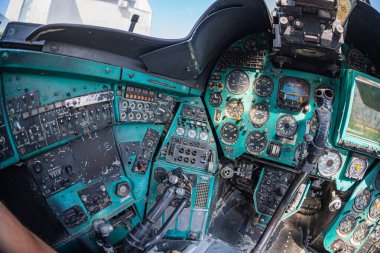 Helikopter kokpiti ve cihaz paneli Mi-24 büyük savaş gemisi ve saldırı helikopteri müzede. Sovyet askeri helikopteri Mi-24 Ukrayna Ulusal Müzesi 'nde. Kyiv, Ukrayna 10-29-2024.