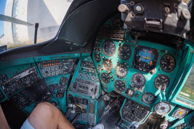 Helikopter kokpiti ve cihaz paneli Mi-24 büyük savaş gemisi ve saldırı helikopteri müzede. Sovyet askeri helikopteri Mi-24 Ukrayna Ulusal Müzesi 'nde. Kyiv, Ukrayna 10-29-2024.