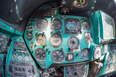 Helikopter kokpiti ve cihaz paneli Mi-24 büyük savaş gemisi ve saldırı helikopteri müzede. Sovyet askeri helikopteri Mi-24 Ukrayna Ulusal Müzesi 'nde. Kyiv, Ukrayna 10-29-2024.