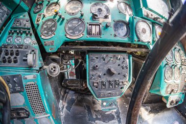 Helikopter kokpiti ve cihaz paneli Mi-24 büyük savaş gemisi ve saldırı helikopteri müzede. Sovyet askeri helikopteri Mi-24 Ukrayna Ulusal Müzesi 'nde. Kyiv, Ukrayna 10-29-2024.