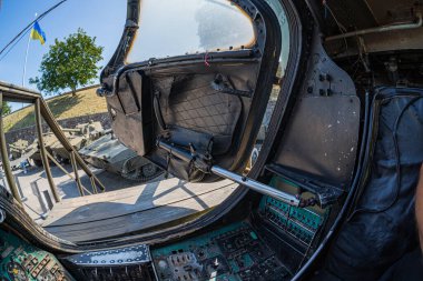 Helikopter kokpiti ve cihaz paneli Mi-24 büyük savaş gemisi ve saldırı helikopteri müzede. Sovyet askeri helikopteri Mi-24 Ukrayna Ulusal Müzesi 'nde. Kyiv, Ukrayna 10-29-2024.