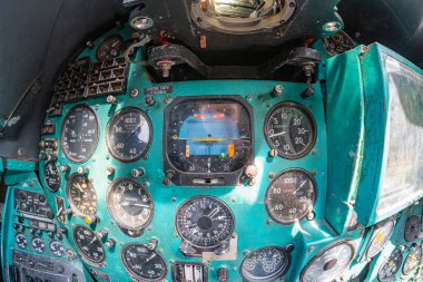 Helikopter kokpiti ve cihaz paneli Mi-24 büyük savaş gemisi ve saldırı helikopteri müzede. Sovyet askeri helikopteri Mi-24 Ukrayna Ulusal Müzesi 'nde. Kyiv, Ukrayna 10-29-2024.