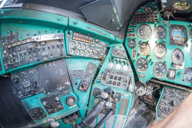 Helikopter kokpiti ve cihaz paneli Mi-24 büyük savaş gemisi ve saldırı helikopteri müzede. Sovyet askeri helikopteri Mi-24 Ukrayna Ulusal Müzesi 'nde. Kyiv, Ukrayna 10-29-2024.