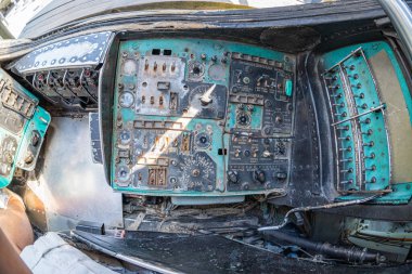 Helikopter kokpiti ve cihaz paneli Mi-24 büyük savaş gemisi ve saldırı helikopteri müzede. Sovyet askeri helikopteri Mi-24 Ukrayna Ulusal Müzesi 'nde. Kyiv, Ukrayna 10-29-2024.