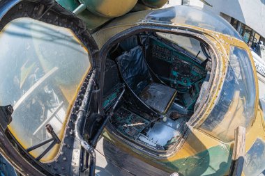 Mil Mi-24 büyük savaş gemisi ve saldırı helikopteri müzede. Sovyet askeri helikopteri Mi-24 İkinci Dünya Savaşı 'nda Ukrayna Tarihi Müzesi' nde. Kyiv, Ukrayna 10-29-2024.
