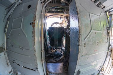 Helikopter yolcusu ve kargo bölümü Mi-24 büyük savaş gemisi ve saldırı helikopteri müzede. Sovyet askeri helikopteri Mi-24 Ukrayna Ulusal Müzesi 'nde. Kyiv, Ukrayna 10-29-2024.