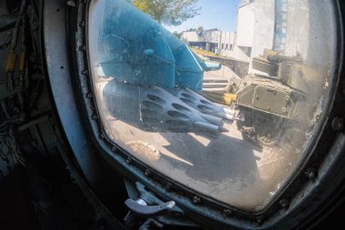 Helikopter yolcusu ve kargo bölümü Mi-24 büyük savaş gemisi ve saldırı helikopteri müzede. Sovyet askeri helikopteri Mi-24 Ukrayna Ulusal Müzesi 'nde. Kyiv, Ukrayna 10-29-2024.