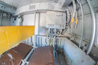 Helikopter yolcusu ve kargo bölümü Mi-24 büyük savaş gemisi ve saldırı helikopteri müzede. Sovyet askeri helikopteri Mi-24 Ukrayna Ulusal Müzesi 'nde. Kyiv, Ukrayna 10-29-2024.