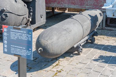 Bir Ukrayna deniz mayını. Savaş gemileri denizcilik sınırlarını korumak için bu bombaları okyanusa yerleştirdi. Eski maden suyun üzerinde yüzüyor, deniz ablukaları için tasarlanmış. Ukrayna 10-29-2024.