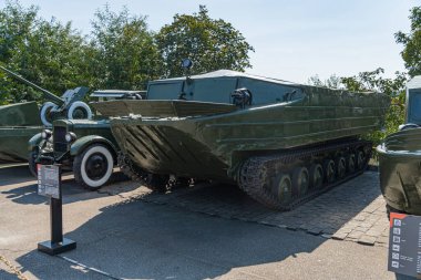 Ukrayna muharebesinde kullanılan klasik Ukrayna tankları. Ukrayna 'nın eski tankı, Ukrayna için silahlar. Rus-Ukrayna savaşı için silah tedariği. Silah Müzesi Kiev, Ukrayna 10-29-2024.