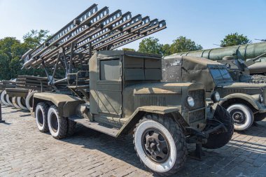 Katyusha Roket Fırlatıcı eski bir iniş bölgesi yakınında bulunan Kurtuluş Kanatları Müzesi 'nde. Rus-Ukrayna savaşı için silah tedariği. Kiev, Ukrayna 10-29-2024.