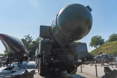 Kıtalararası balistik füzeler. rsd 10. Ukrayna için füze silahları. Katı yakıtlı, iki aşamalı, orta menzilli füze 15Zh45 Kiev, Ukrayna 10-29-2024.