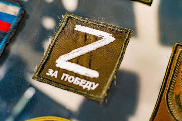 Rus ordusunun sembolleri Rus ordusunun Ukrayna 'ya saldırırken kullandığı Rus askeri üniforması. Rus-Ukrayna savaşında. Kyiv, Ukrayna 10-29-2024.