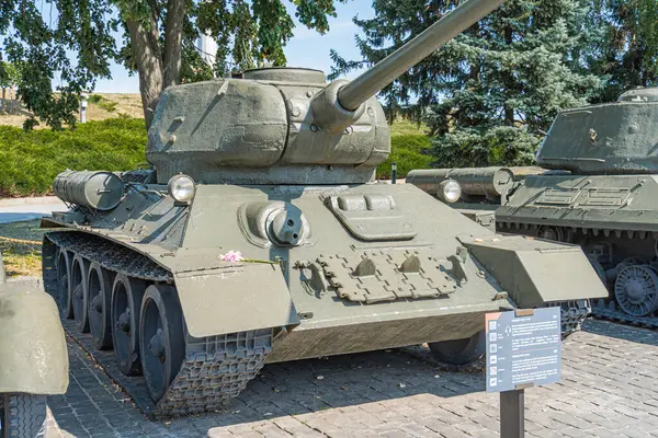 Ukrayna savaşında Ukrayna tankları. Ukrayna tankı, Ukrayna için silahlar. Rus-Ukrayna savaşı için silah tedariği. İkinci Dünya Savaşı 'nın arşiv silahları Kyiv, Ukrayna 10-29-2024.