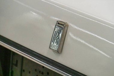 Elektronik bir bileşenin yakın çekimi, özellikle bir yüzey montaj teknolojisi SMT entegre devre paketi, resme hakim SMT paketi Kyiv, Ukrayna 06-06-2024