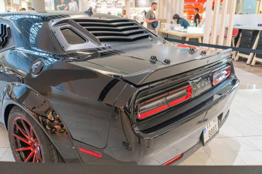 Arka kanat spikeri, stop lambası ve rozeti Ukrayna, T Kyiv, 06-06-2024 vurgulanmış bir Dodge Charger, bir showroom zemininde arka üçlük açıdan gösteriliyor.