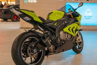 Kapalı alanda sergilenen bir spor motosikleti, modern ve canlı tasarım unsurları Kyiv, Ukrayna 06-06-2024 'ü gösteren, neon yeşil ve siyah aksanlı çarpıcı bir renk şemasına sahip.
