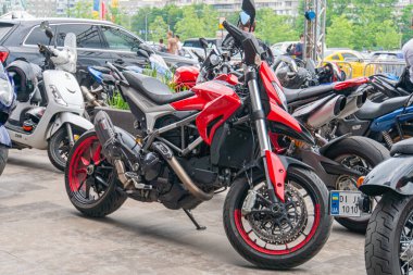 Yan yana park edilmiş bir motosiklet koleksiyonu, önde göze çarpan kırmızı bir spor model, önde öne çıkan bir arka tekerlek ve e Kyiv, Ukrayna 06-06-2024