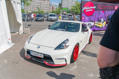 Modifiye edilmiş bir spor araba, muhtemelen bir araba fuarı veya sergi etkinliğinde, yüksek performanslı Kyiv, Ukrayna 06-06-2024