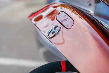 Arka tarafta kırmızı ve kahverengi Kyiv, Ukrayna 06-06-2024 'ün gölgelerinde fren lambalarının yandığı stop lambası ve çamurluk alanına odaklanan motosikletlerin yakın çekim görüntüleri.