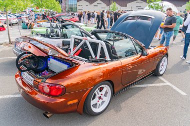 Modifiye edilmiş bir spor arabanın arka kapağı, yarış koltukları ve performans parçaları gibi özel modifikasyonlar içeren bir otomobil fuarı veya araba etkinliğinde açılır. Kyiv, Ukrayna 06-06-2024