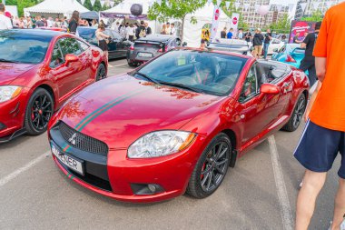 Vücut kiti, market tekerleri, kaput ve kenarlarda şeritler ve diğer modifikasyonlar gibi görünür özelleştirmelere sahip kırmızı bir spor araba Kyiv, Ukrayna 06-06-2024 merkezidir.