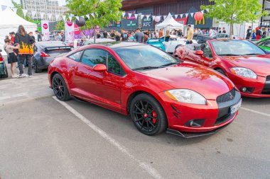 Açık havada park halindeki parlak kırmızı Pontiac GTO spor arabasının yüksek kaliteli bir görüntüsü, sol tarafında kısmen görünen bir tekerlek, Kyiv, Ukrayna 06-06-2024