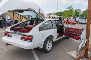 Modifiye edilmiş beyaz bir Volkswagen GTI hatchback arabası arka yolcu kapıları açık ve bagaj kapağı açık bir şekilde Ukrayna, 06-06-2024