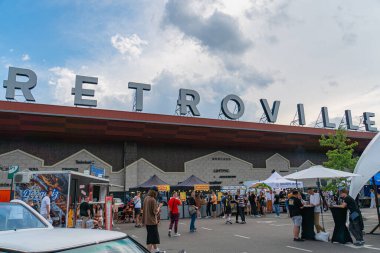 Çoklu fotoğraflardan oluşan panoramik bir kompozit, birçok insanın modern bir binanın yakınında toplandığı bir açık hava sahnesi gösteriyor. Kyiv, Ukrayna 06-06-2024
