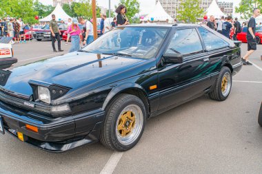 Düşük ve geniş duruşa sahip yüksek performanslı bir spor araba, muhtemelen bir otomobil fuarı veya toplanmasında asfalt üzerinde oturur. Çatı çizgisi Kyiv, Ukrayna 06-06-2024