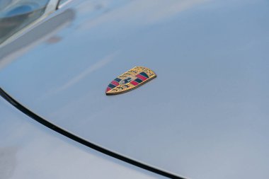 Ön kaputun yakın plan görüntüsü ışığı yansıtan metalik, kıvrımlı yüzeyini gösteriyor, Kyiv, Ukrayna 06-2024 'ün dört katlı amblemini gösteriyor.