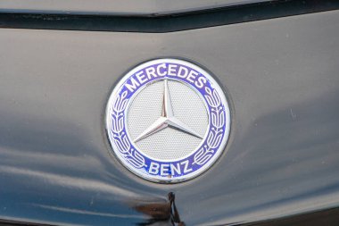 Aracın ön ızgara bölümünün yakın çekim görüntüsünde Mercedes-Benz amblemi, üzerinde üç köşeli yıldızlar bulunan bir daire, re Kyiv, Ukrayna 06-06-2024