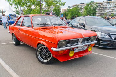 İki kapısı ve eğimli arka penceresi olan Avrupa tarzı klasik bir araba kaldırımlı bir sokak veya park alanında duruyor. Al Kyiv, Ukrayna 06-06-2024