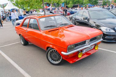 Yuvarlak vücut stili, alaşımlı tekerlekleri ve yüksek profilli iki kapılı klasik bir hatchback araba ön ve yan Profesör Kyiv, Ukrayna 06-06-2024