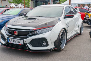 Modifiye edilmiş bir Honda arabası, geniş bir yan etek ve arka spoiler içeren agresif bir vücut kiti ile sergilenmektedir. Araç ağırlıklı olarak B Kyiv, Ukrayna 06-06-2024 'e sahiptir.