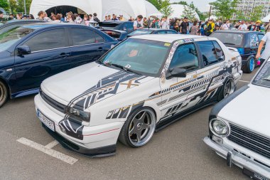 Arka planda suni ışıklandırma ve kongre merkezi yapılarının yer aldığı canlı bir araba fuarı sahnesi, Ukrayna 06-06-2024 tarihli özel boyanmış bir kapak Kyiv 'in yer aldığı kapalı alanda çekilmiştir.