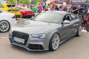 Ukrayna 'nın Ukrayna kenti Kyiv, 06-06-2024' ün merkezinde kendine özgü Audi amblemi bulunan gümüş renkli bir Audi RS model otomobiller belirgin bir şekilde sergileniyor.