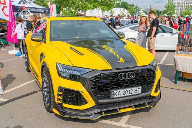 Modifiye edilmiş bir Audi RS7 spor arabası bir açık hava etkinliğinde sergileniyor. Arabanın geniş bir ön spoiler, yan etekleri ve arka kanadı var, Kyiv, Ukrayna 06-06-2024