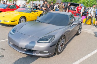 Pürüzsüz tasarımı ve martı kanatlı kapısı olan gri, yüksek performanslı bir spor araba muhtemelen bir araba fuarında veya sergi Kyiv, Ukrayna 06-06-2024