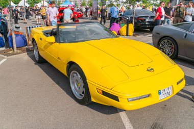 Canlı sarı bir spor araba şehir sokağına park edilmiş, üstü açık, parlak tasarım özellikleri tipik yüksek performanslı araçlar Kyiv, Ukrayna 06-06-2024