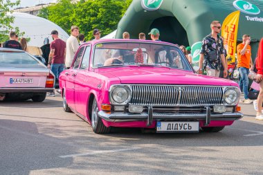 Klasik tasarım, yuvarlak far, belirgin ızgara ve dikiz aynaları Th Kyiv, Ukrayna 06-06-2024