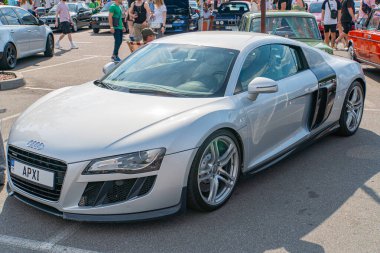 Gümüş renkli Audi R8 spor arabası asfalta park edilmiş, büyük LED farları ve yan bıçak hava girişleri de dahil olmak üzere tasarım özelliklerini sergiliyor. The vehic Kyiv, Ukrayna 06-06-2024