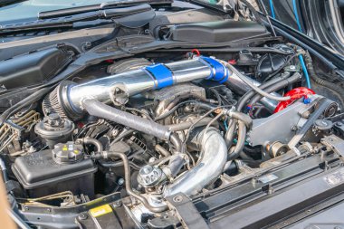 Metal bir yapıya sahip modern bir içten yanmalı motorda farklı parçaları birleştiren çeşitli borular, borular ve kablolar bulunur.