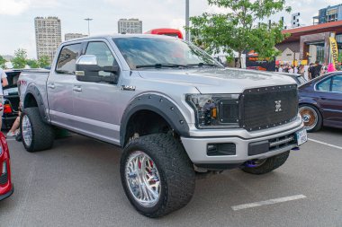 Geniş, kişiselleştirilmiş bir pikap, ön ve yan taraflarını gösterecek açıda konumlandırılmış, büyük boy tekerlek ve lastiklerin ayırt edici jantları Kyiv, Ukrayna 06-06-2024