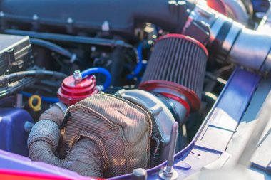 Yarış arabalarının motor bölümünün yakın plan görüntüsü hava emme sistemine odaklanıyor, Ma Kyiv, Ukrayna 06-06-2024 için delikli metalden yapılmış bir hava filtresi yuvasını vurguluyor