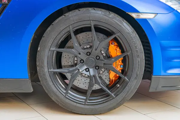 Spor arabaların tekerlekleri ve kaportası yakından bakıldığında, çoklu konuşulan Kyiv, Ukrayna 06-06-2024 gibi karmaşık jantlar da dahil olmak üzere siyah aksanlı canlı bir mavi dış görünüme sahip.