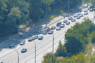 Trafik sıkışıklığı saatinde yolda bir sürü araba var. Kiev, Ukrayna 10-29-2024.