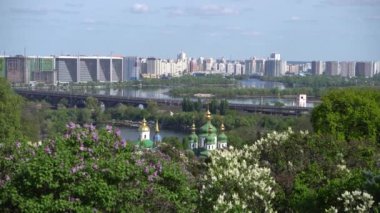 Kiev 'in panoramik bir manzarası, St Sophias Katedrali de dahil olmak üzere sayısız bina, kilise ve katedralle geniş bir şehir manzarasını gözler önüne seriyor.